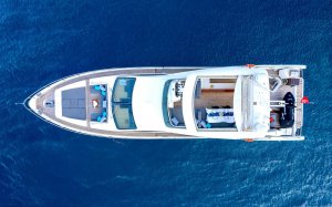 Hubo Azimut 84 Yacht Available for Charter