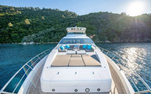 Hubo Azimut 84 Yacht Available for Charter