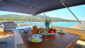 Wave Master Sealine T60 Yacht Available for Charter